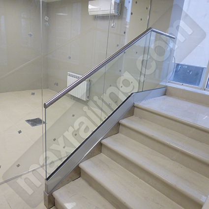 стъклен парапет с профил